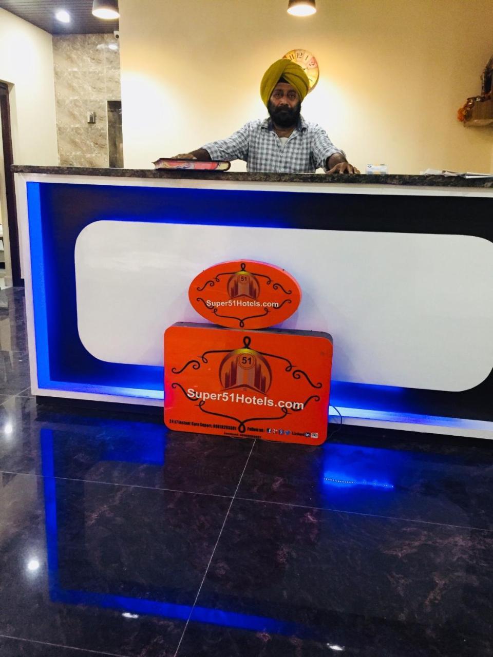 Super51Hotel New Delhi Extérieur photo