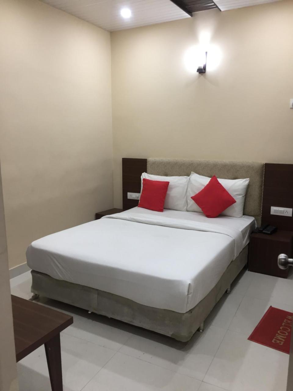 Super51Hotel New Delhi Extérieur photo
